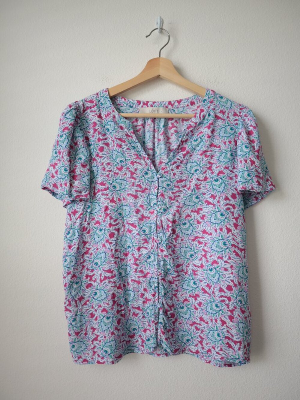 LOFT Floral V-Neck Flutter Sleeve Top | S